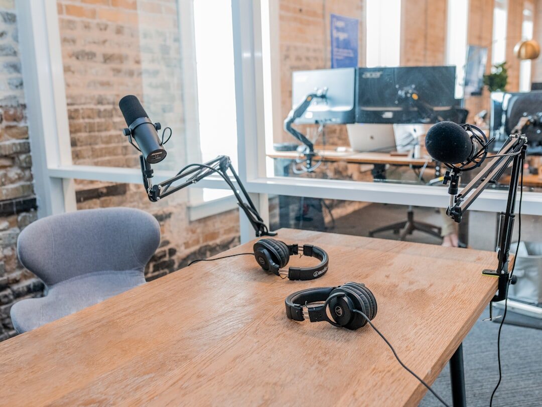 Estúdio de podcast com microfones e headphones